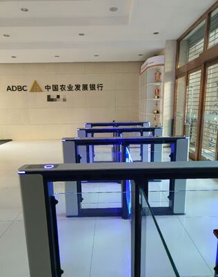 Хорошая цена Qr-код поддерживает вращающиеся ворота для шкафа размером 1400*120*1000 мм онлайн